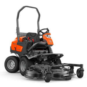 Husqvarna P 520DX åkgräsklippare i orange och svart med frontmonterat klippaggregat och skyddsbåge