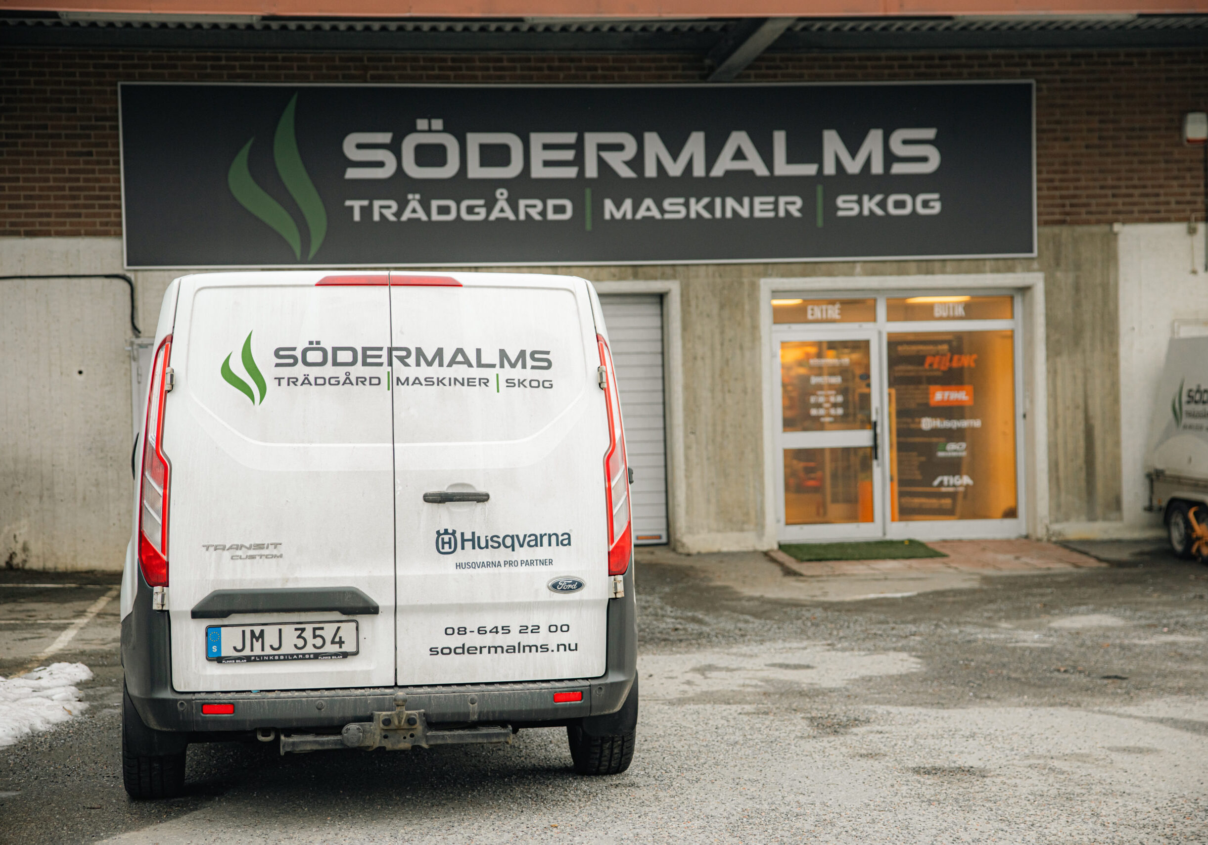Södermalms servicebil parkerad utanför butiken i Sätra - Husqvarna Pro Partner för trädgårds- och skogsmaskiner